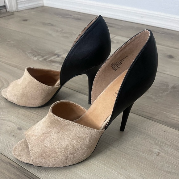 Two-Tone Nude and Black Peep Toe Heels - Picture 2 of 9